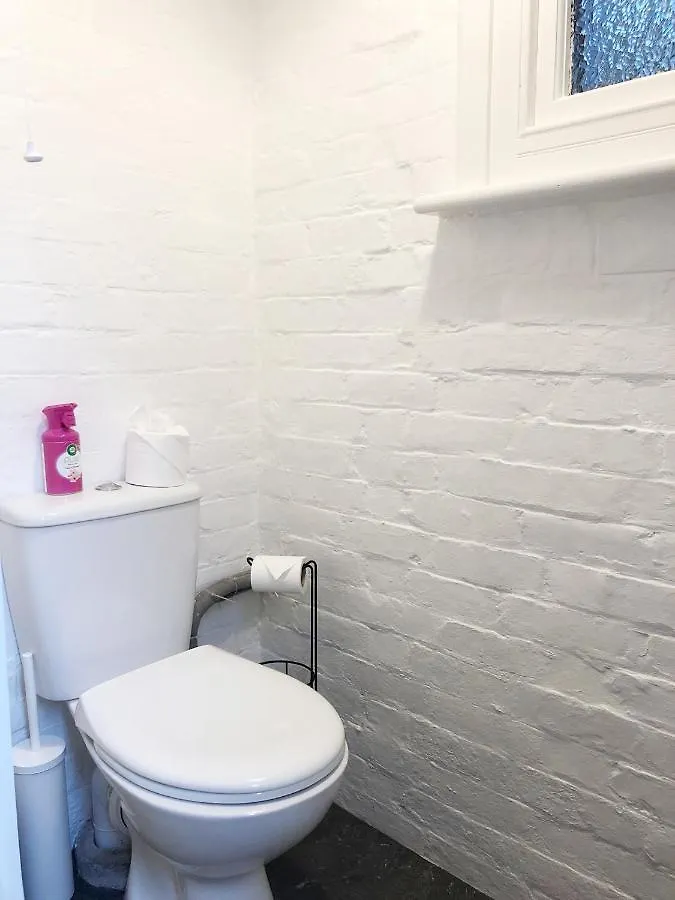 Apartment April Lodge Summer Breeze -3Bed-Sleeps 6-Parking-Walk To The Beach-Spacious-Families-Groups-Professionals-Contractors Welcome Bournemouth