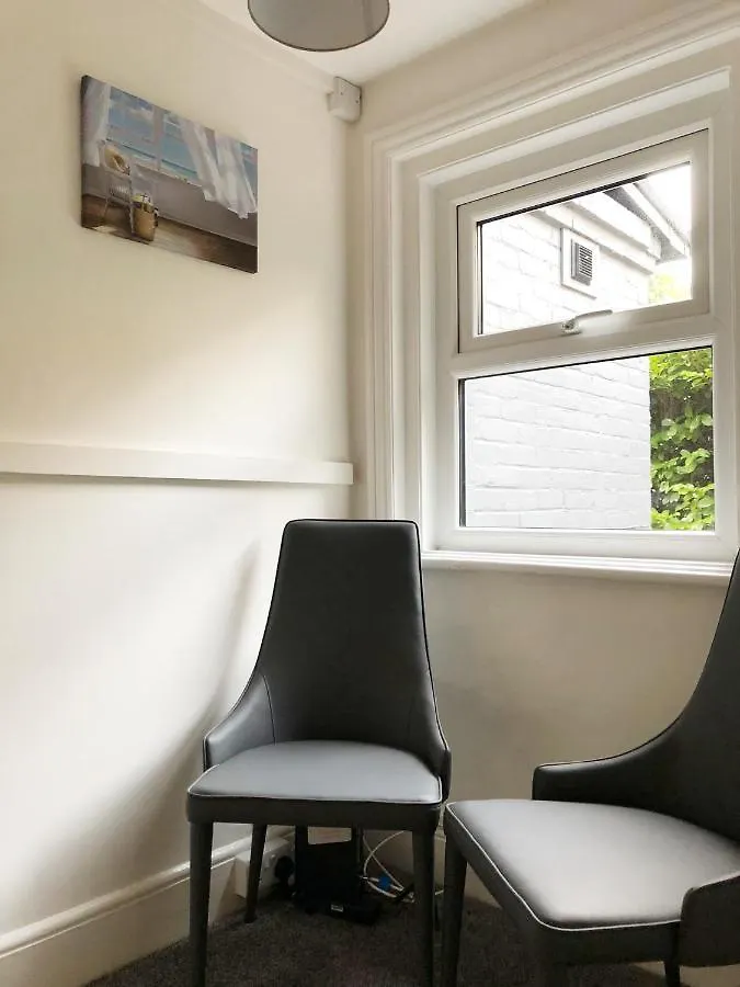 Apartment April Lodge Summer Breeze -3Bed-Sleeps 6-Parking-Walk To The Beach-Spacious-Families-Groups-Professionals-Contractors Welcome Bournemouth