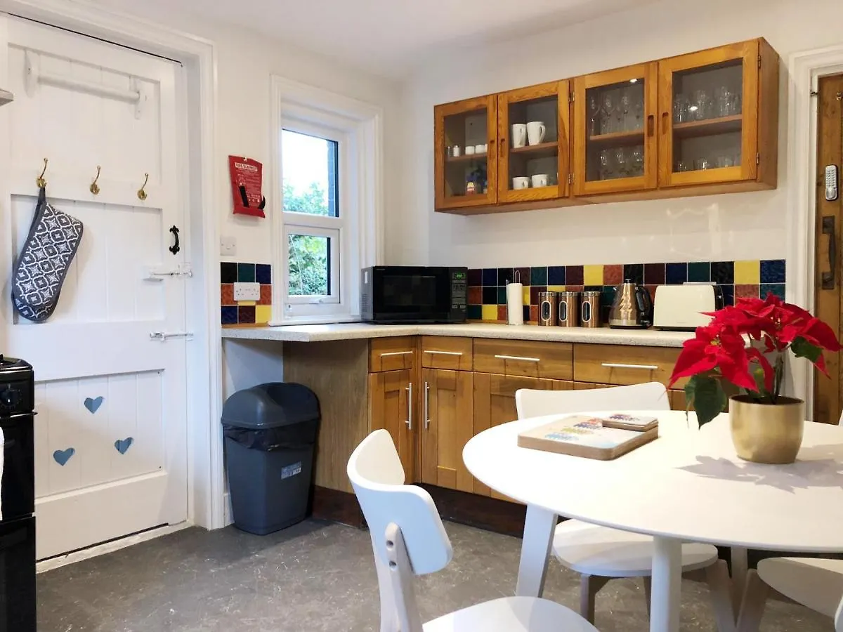 Apartment April Lodge Summer Breeze -3Bed-Sleeps 6-Parking-Walk To The Beach-Spacious-Families-Groups-Professionals-Contractors Welcome Bournemouth