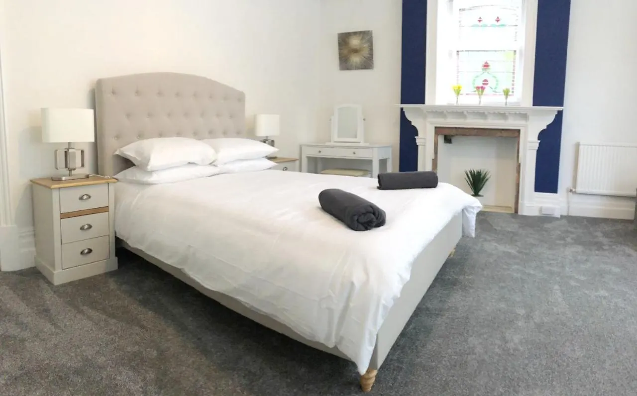 Apartment April Lodge Summer Breeze -3Bed-Sleeps 6-Parking-Walk To The Beach-Spacious-Families-Groups-Professionals-Contractors Welcome Bournemouth