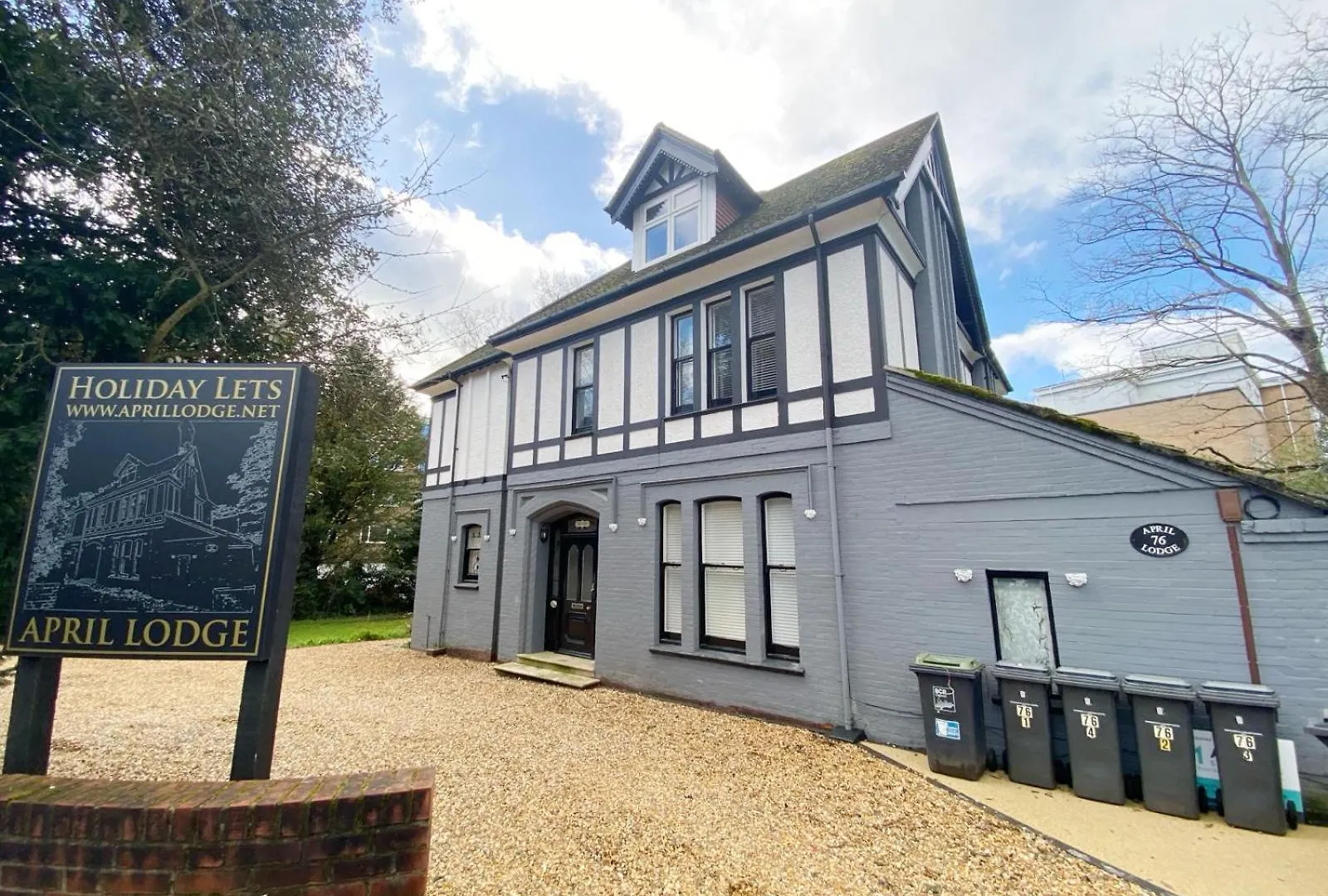 Apartment April Lodge Summer Breeze -3Bed-Sleeps 6-Parking-Walk To The Beach-Spacious-Families-Groups-Professionals-Contractors Welcome Bournemouth